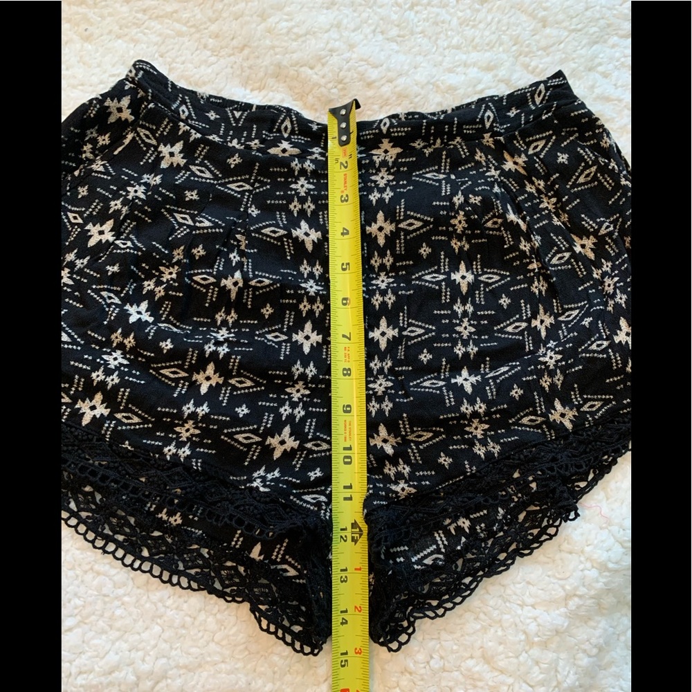 3/20$ Forever 21 Shorts Black Aztec Print Size M - Picture 9 of 11